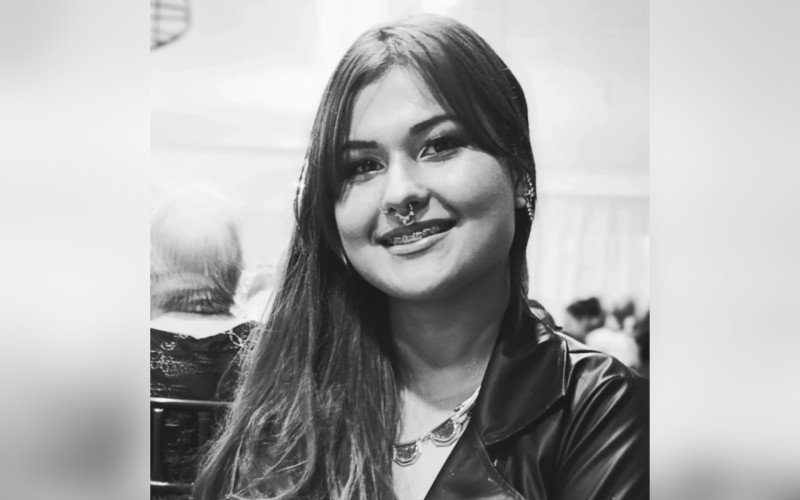 Homem suspeito de assassinato e tentativa de homicídio é levado pelo MPRS.