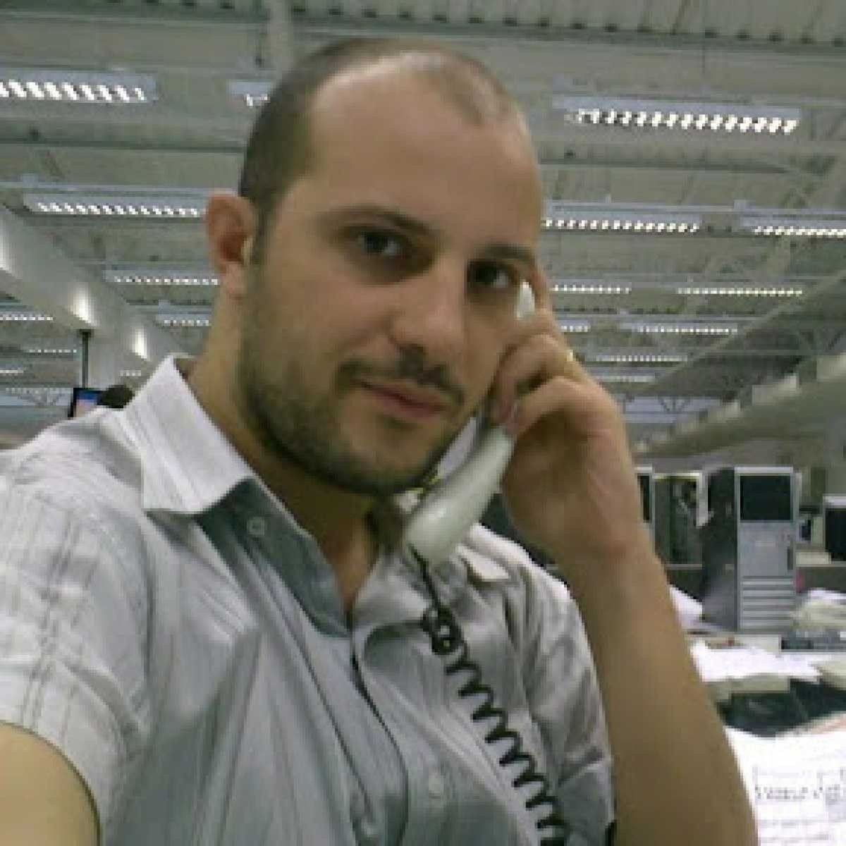 Mãe desesperada pede ajuda aos bombeiros para salvar bebê em situação de emergência.