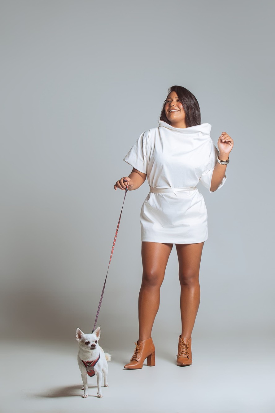 Mulher de origem humilde, vencedora do BBB 26, sorri com determinação em seu rosto.