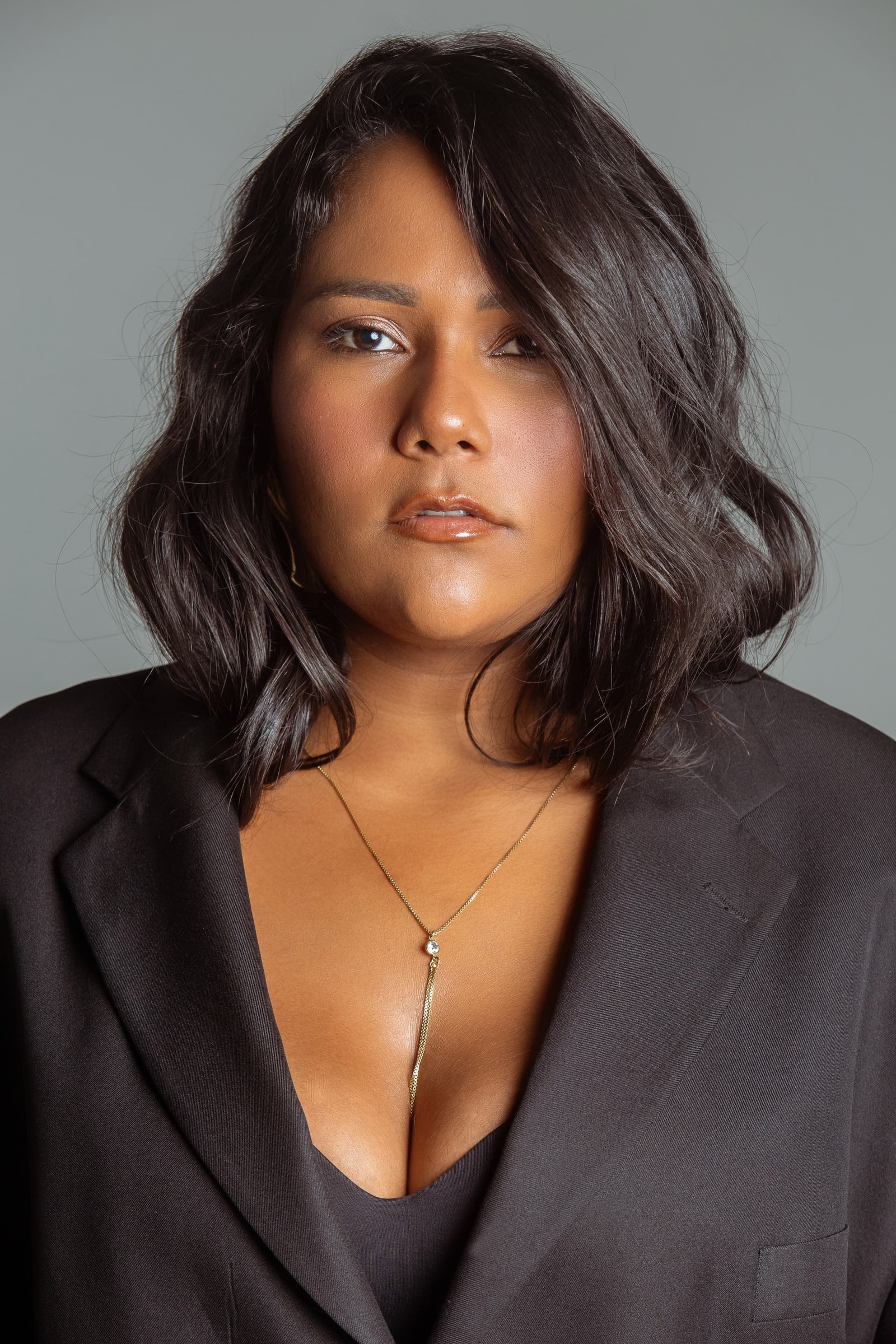 Mulher de origem humilde, vencedora do BBB 26, sorri com determinação em seu rosto.