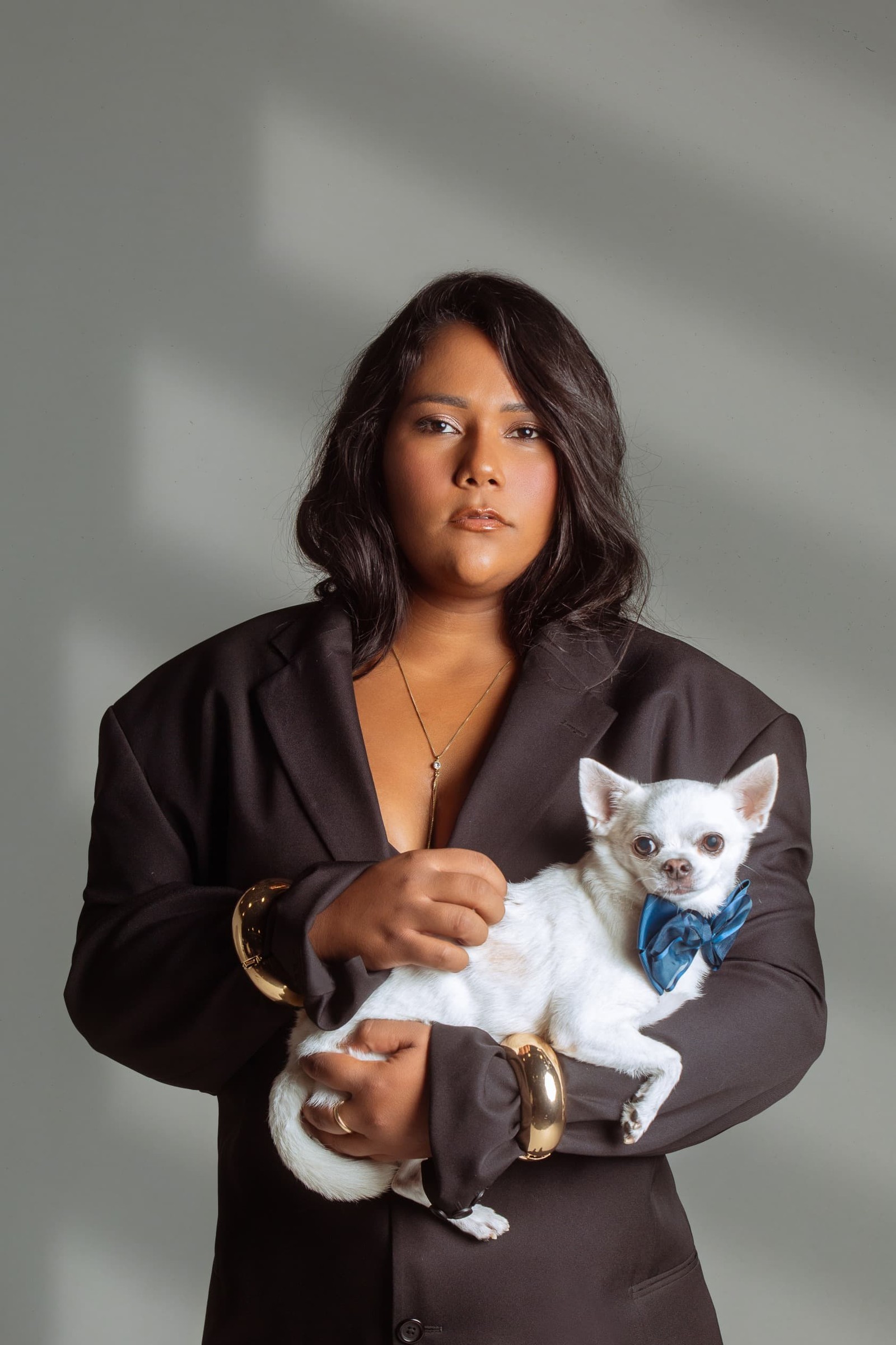 Mulher de origem humilde, vencedora do BBB 26, sorri com determinação em seu rosto.