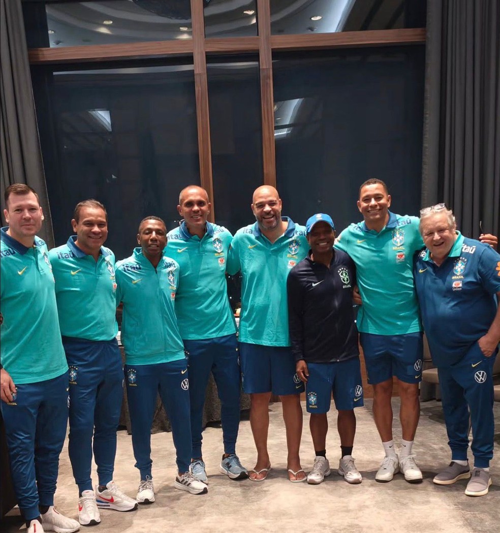 Craques de futebol se reúnem em encontro social no México.