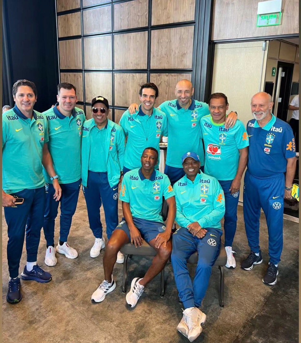 Craques de futebol se reúnem em encontro social no México.