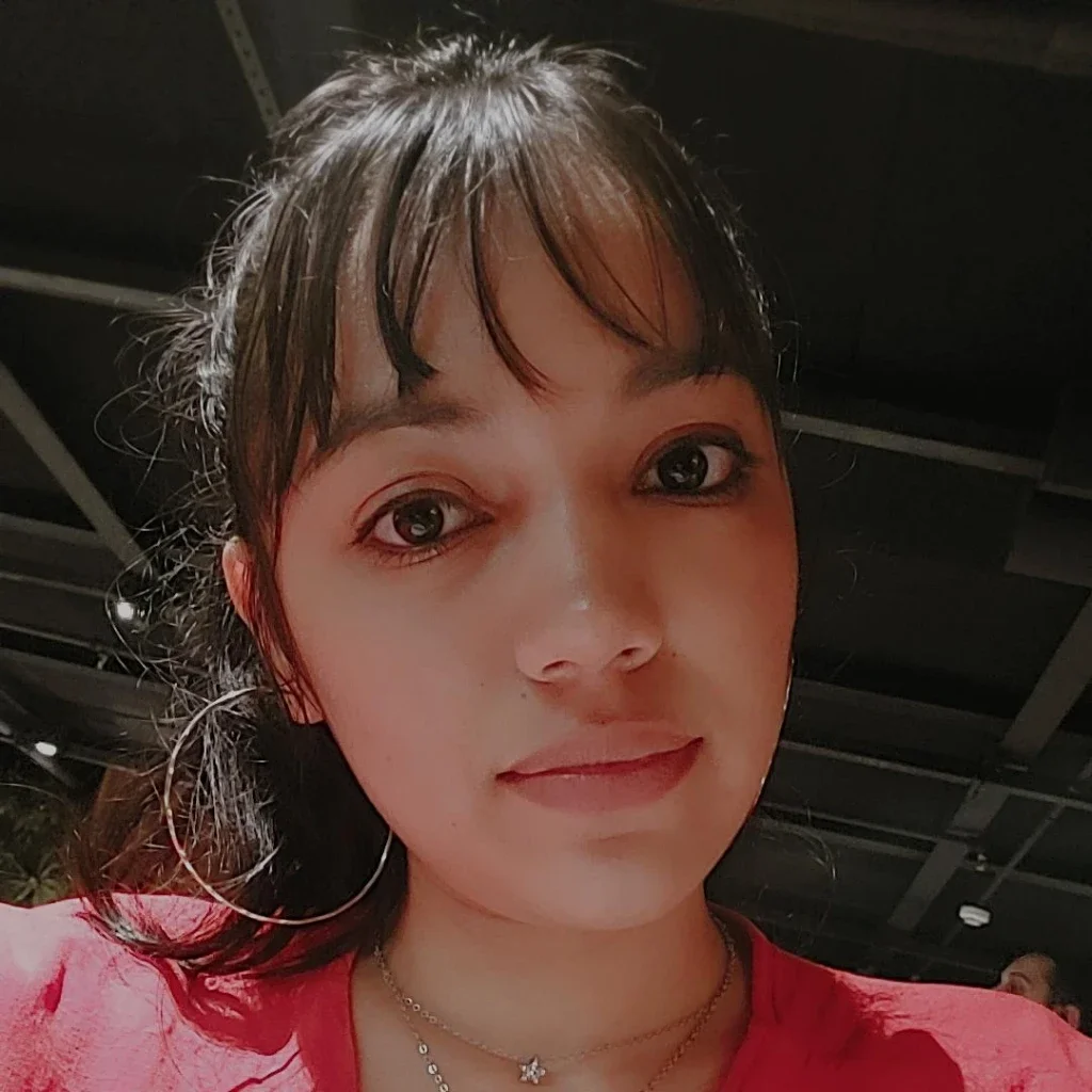 Mulher com olhar sério lendo jornal sobre autismo em meio a uma cidade movimentada.