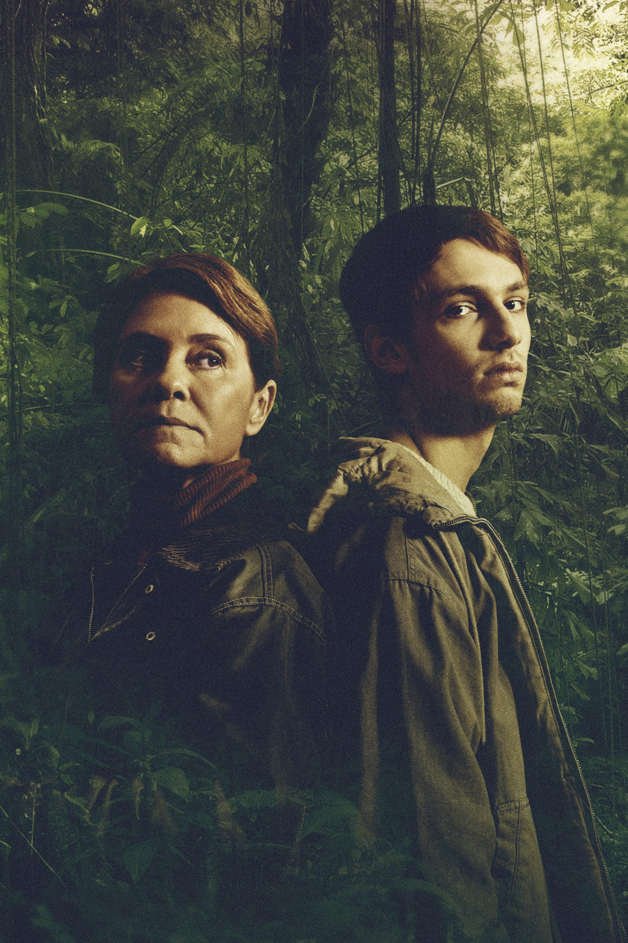 Ator e equipe da série "Os Outros" em cenário de notícia jornalística.