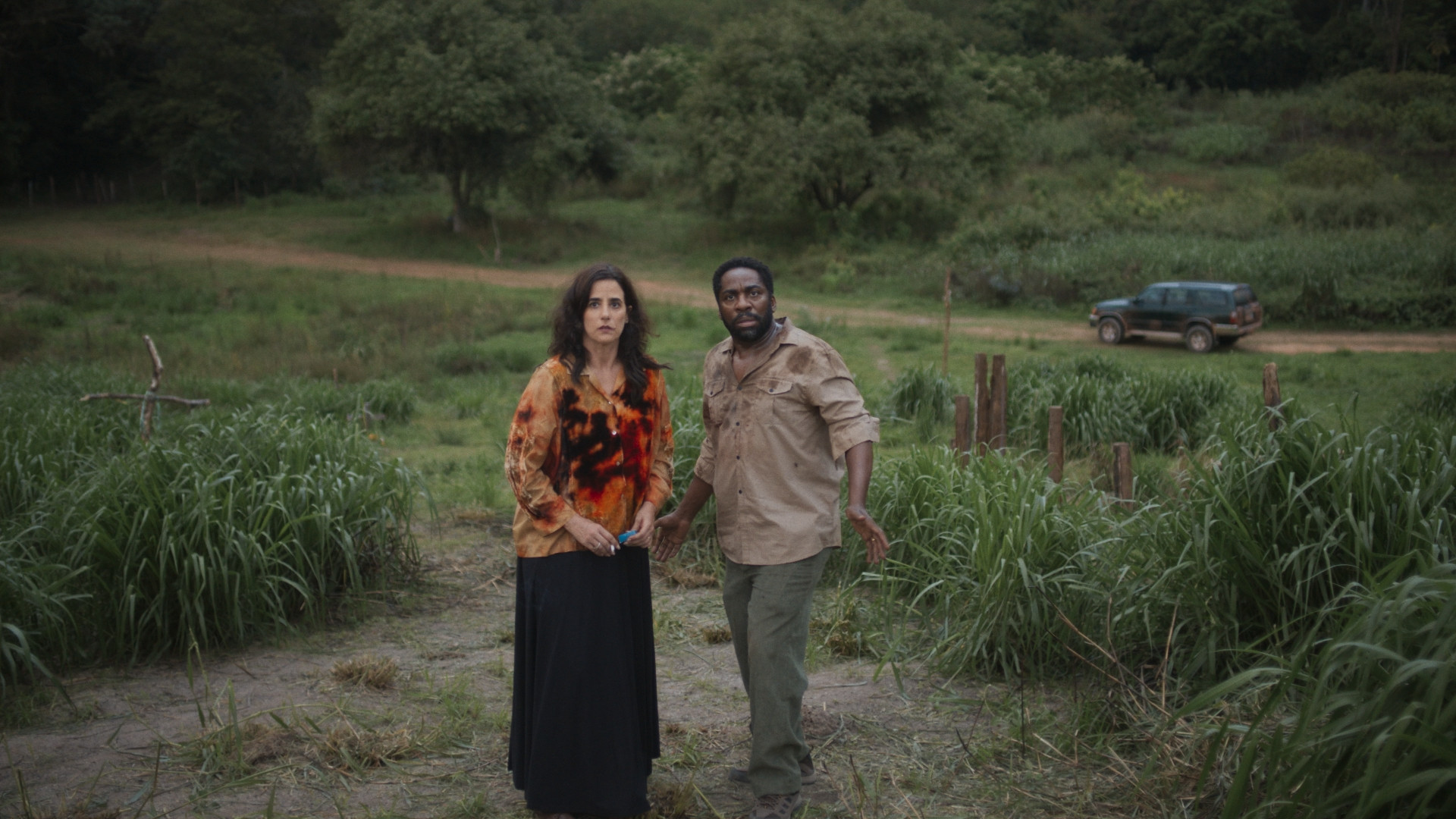 Ator e equipe da série "Os Outros" em cenário de notícia jornalística.