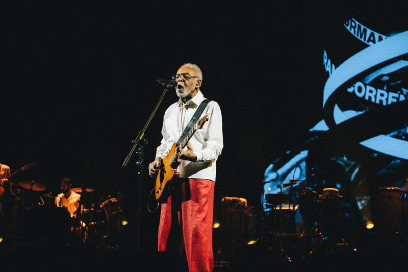 Artista Gil em concerto, multidão em êxtase durante a turnê "Tempo Rei".