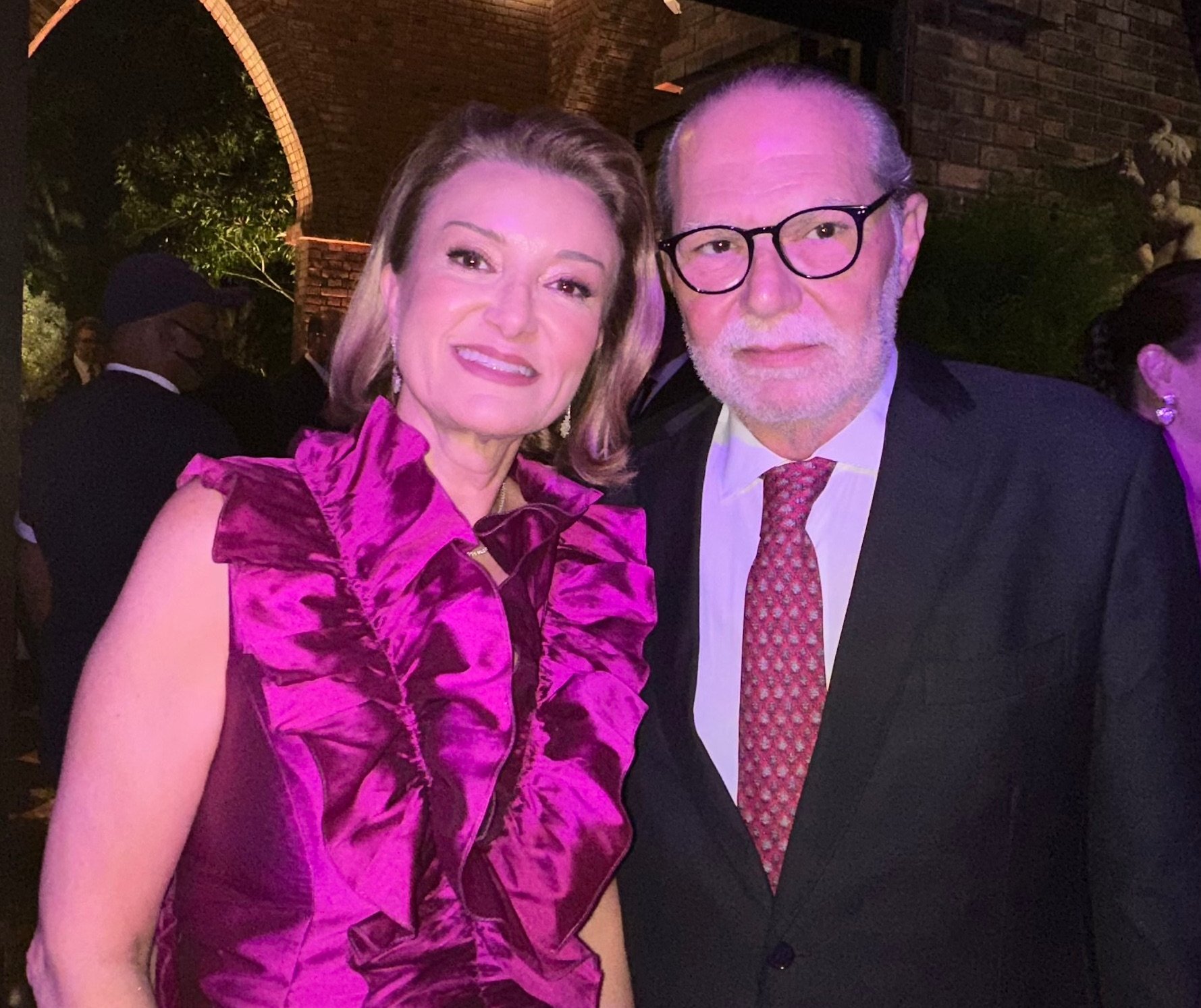 Artista Gil em concerto, multidão em êxtase durante a turnê "Tempo Rei".