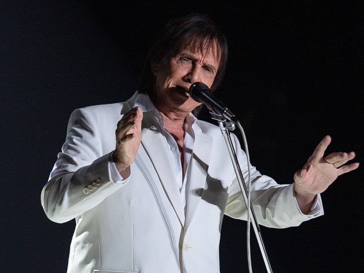 Artista Gil em concerto, multidão em êxtase durante a turnê "Tempo Rei".