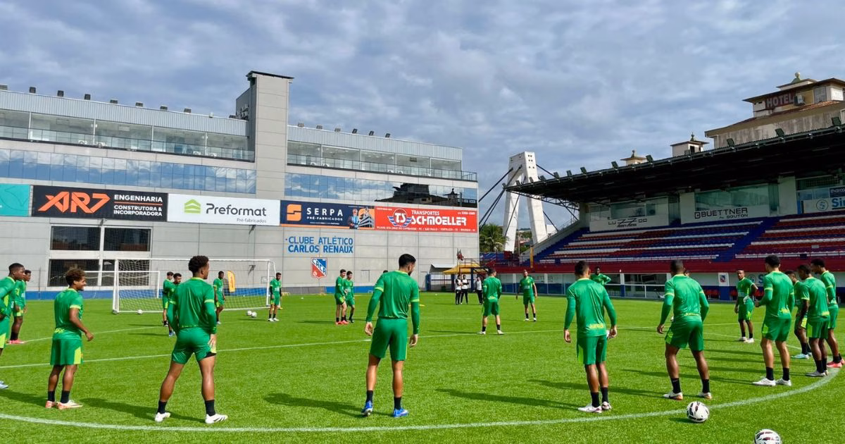 Time de Brusque em ação no campo de futebol contra Maringá em jogo da Série C.