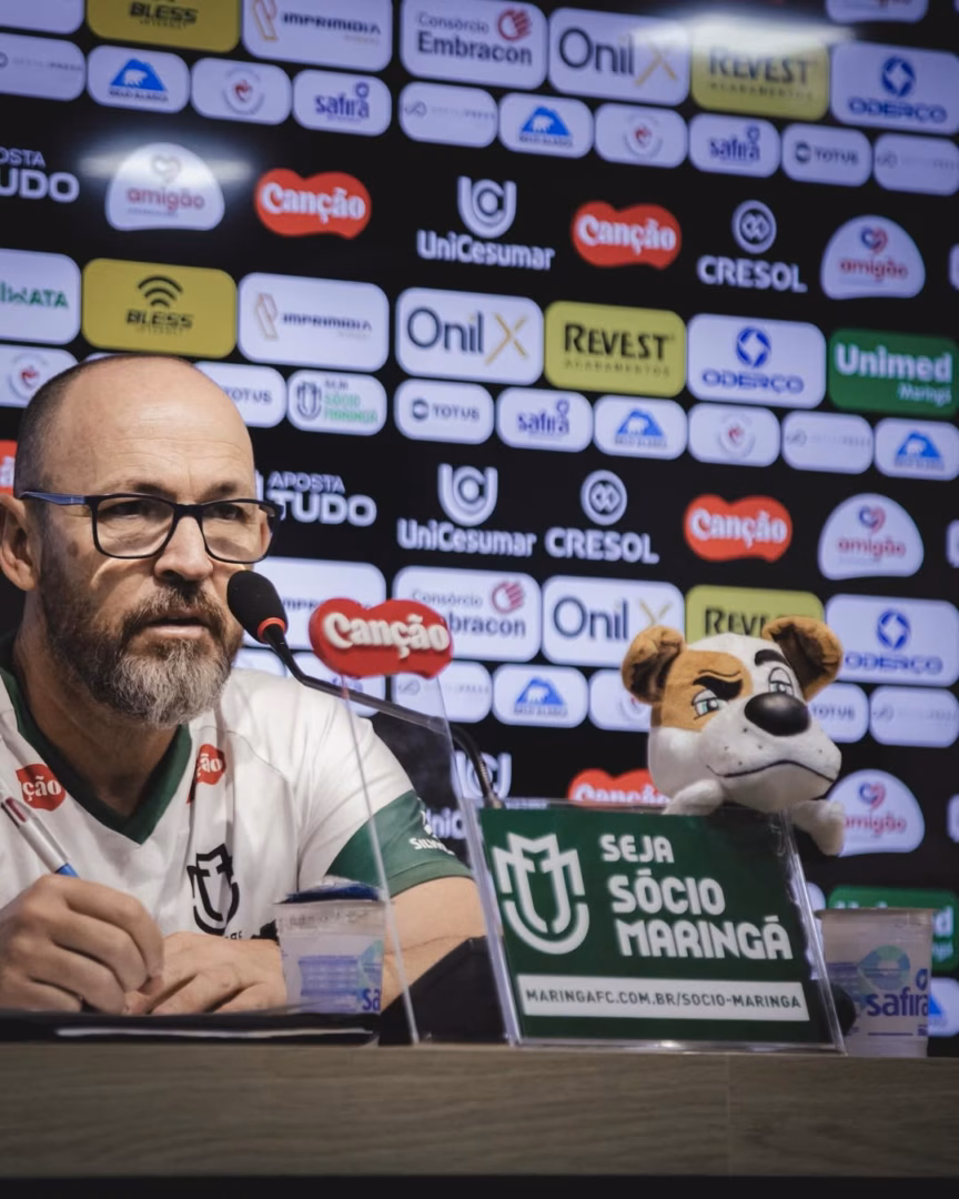 Time de Brusque em ação no campo de futebol contra Maringá em jogo da Série C.
