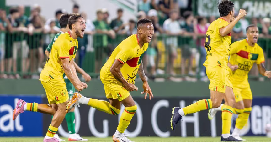 Time de Brusque em ação no campo de futebol contra Maringá em jogo da Série C.