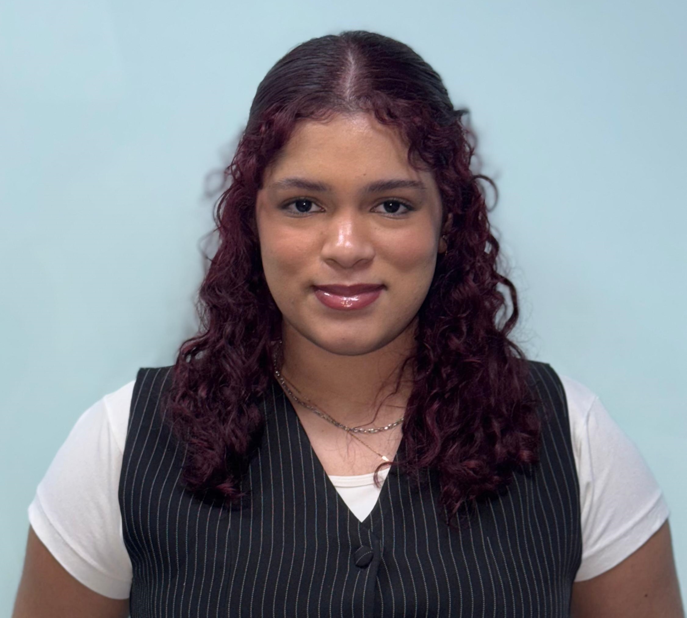 Homens em uniforme policial cercam cinco suspeitos presos em flagrante.