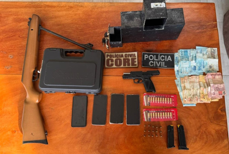 Homens em uniforme policial cercam cinco suspeitos presos em flagrante.