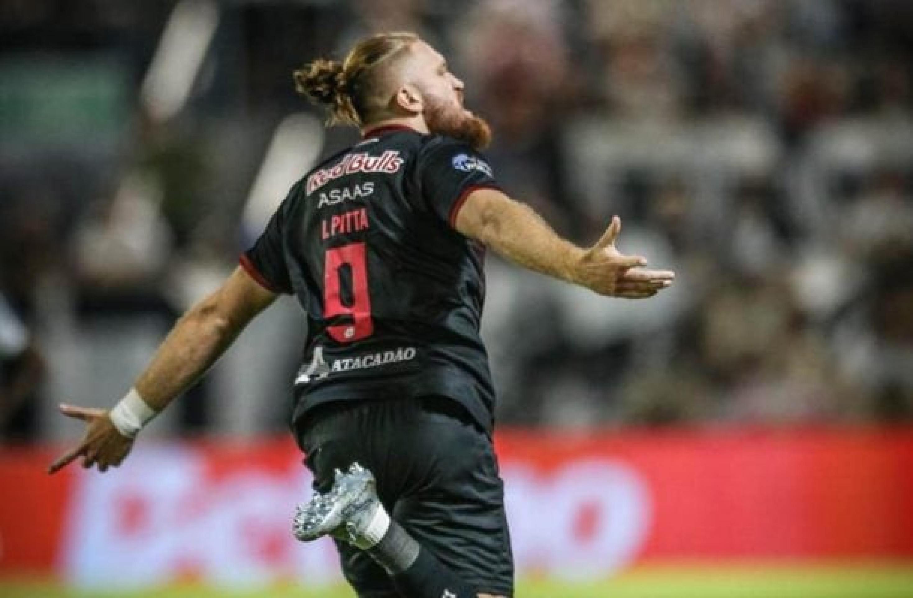 Neymar sinaliza decepção após derrota do PSG para o Fluminense.