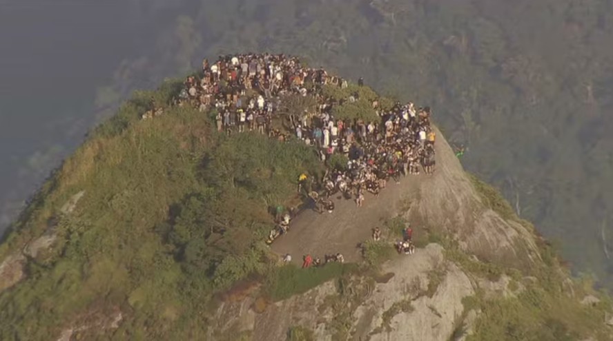 Turistas são testemunhas de tiroteio no Vidigal, com a Avenida Niemeyer fechada.