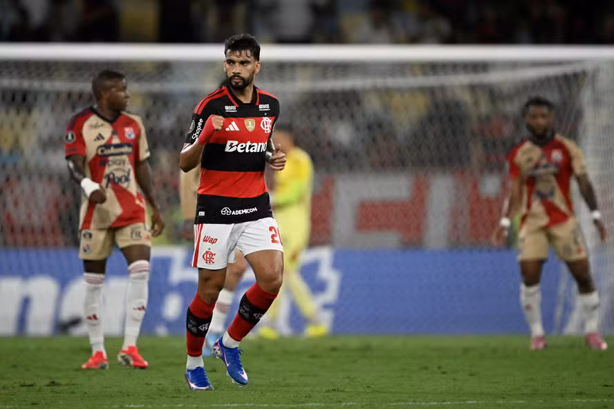 Jogador de futebol Lucas Paquetá com edema na coxa, afastamento de dez dias.