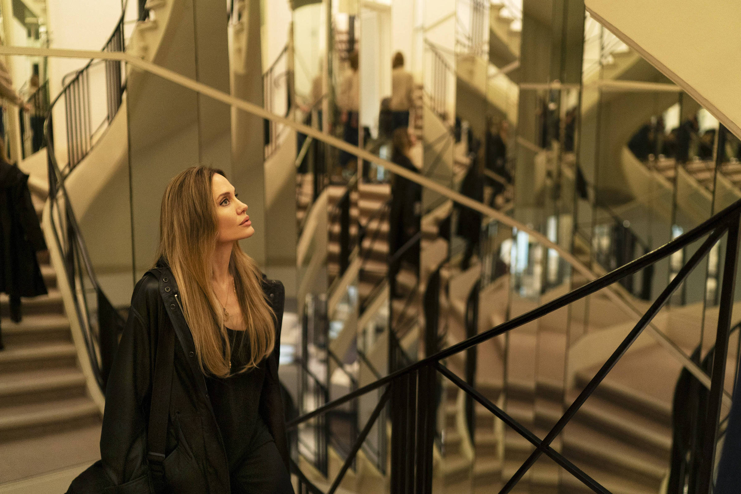 Homens e mulheres discutindo sobre HIV em reunião do Clube de Compras Dallas em São Paulo.