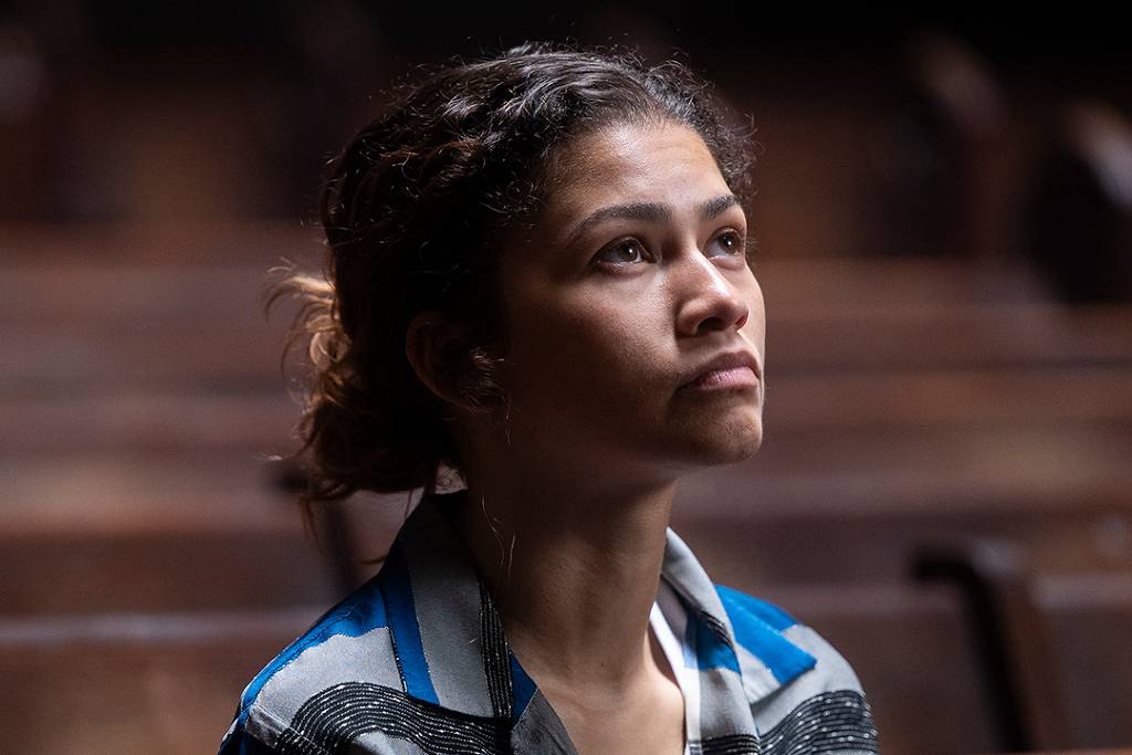 Homens e mulheres discutindo sobre HIV em reunião do Clube de Compras Dallas em São Paulo.