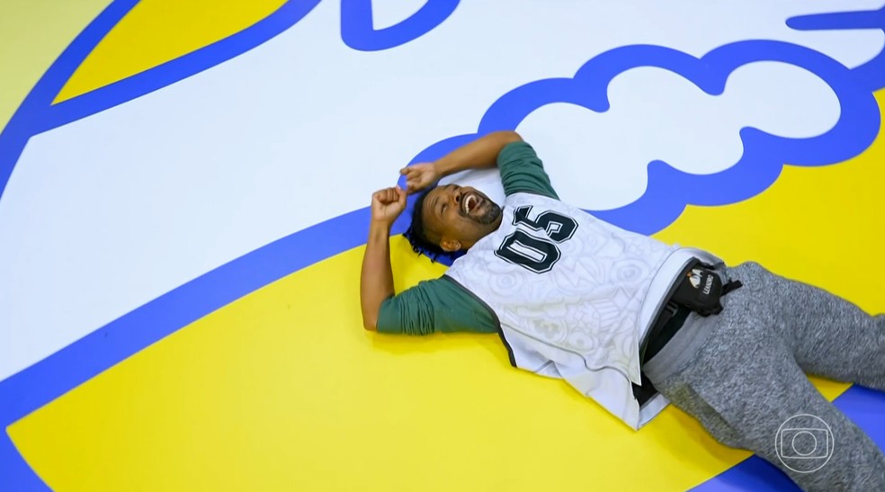 Equipe vitoriosa do BBB 26 recebendo o prêmio de R$ 5,44 milhões.