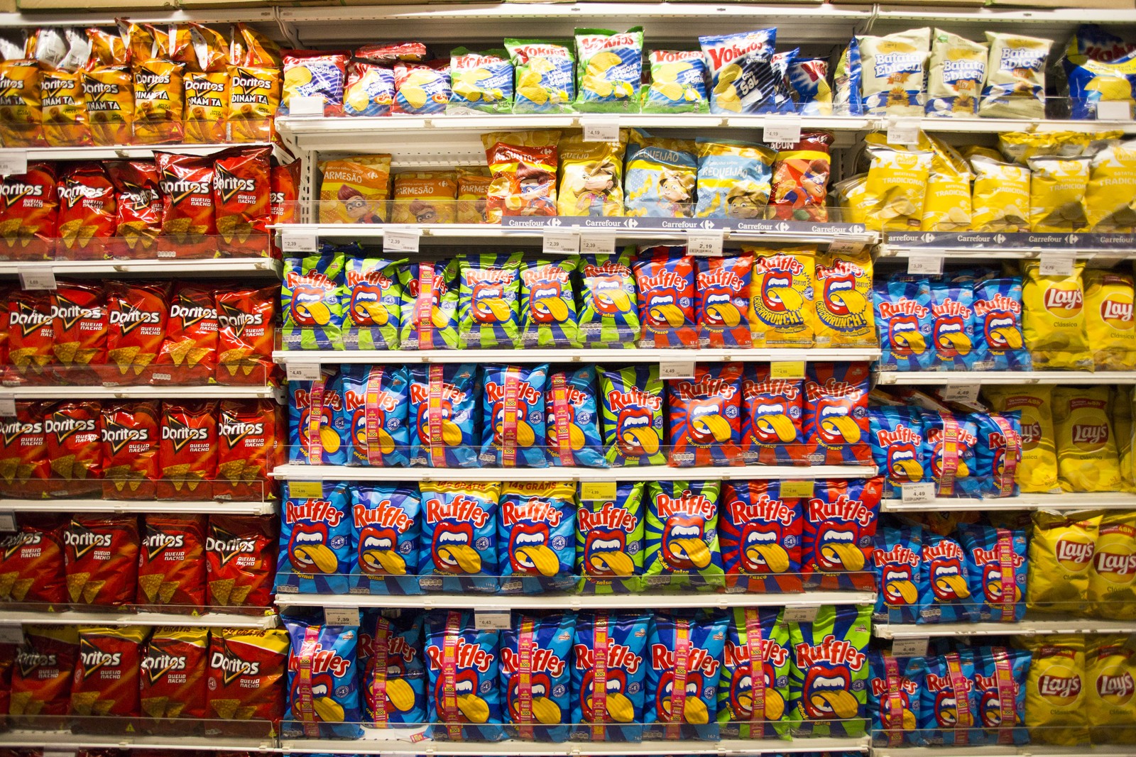 Imagem de uma mesa com vegetais variados e um termômetro de pressão arterial ao fundo.