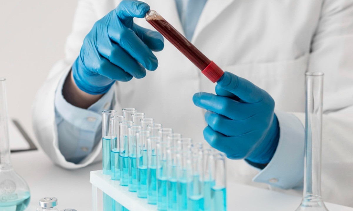 Mulheres em uma comunidade rural, usando equipamentos de proteção individual para cozinhar, enquanto um texto em destaque destaca a falta de acesso a saneamento básico no Brasil.