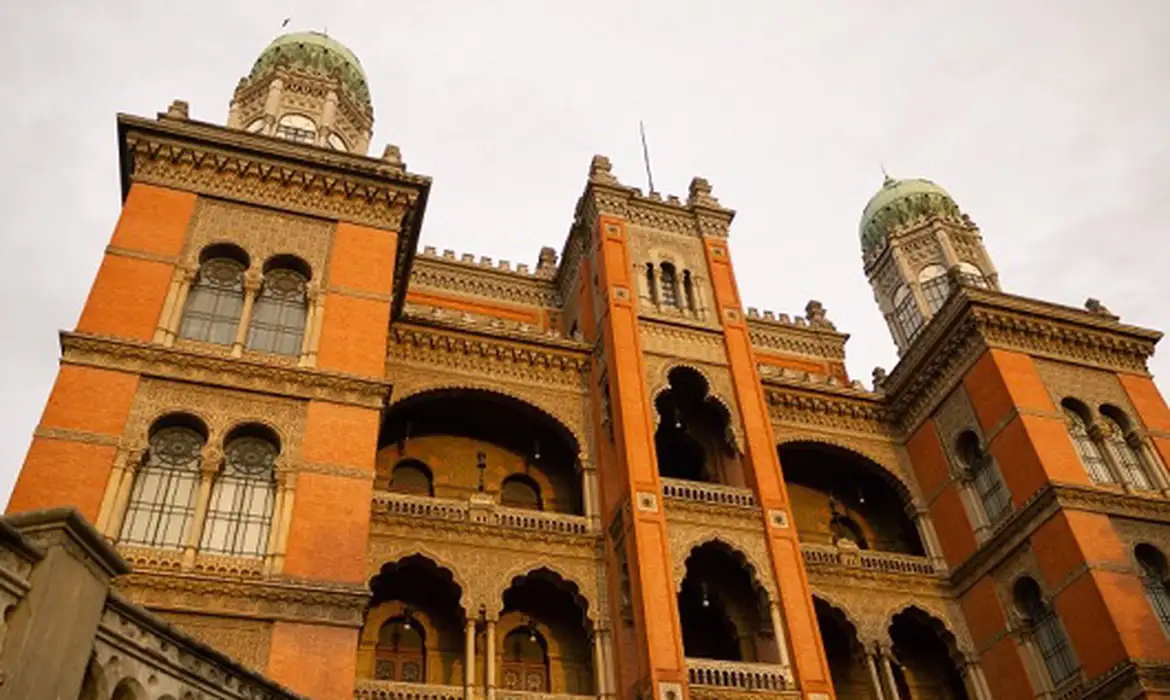 Empreendedores recebem prêmio de R$ 1 milhão em cerimônia de premiação.