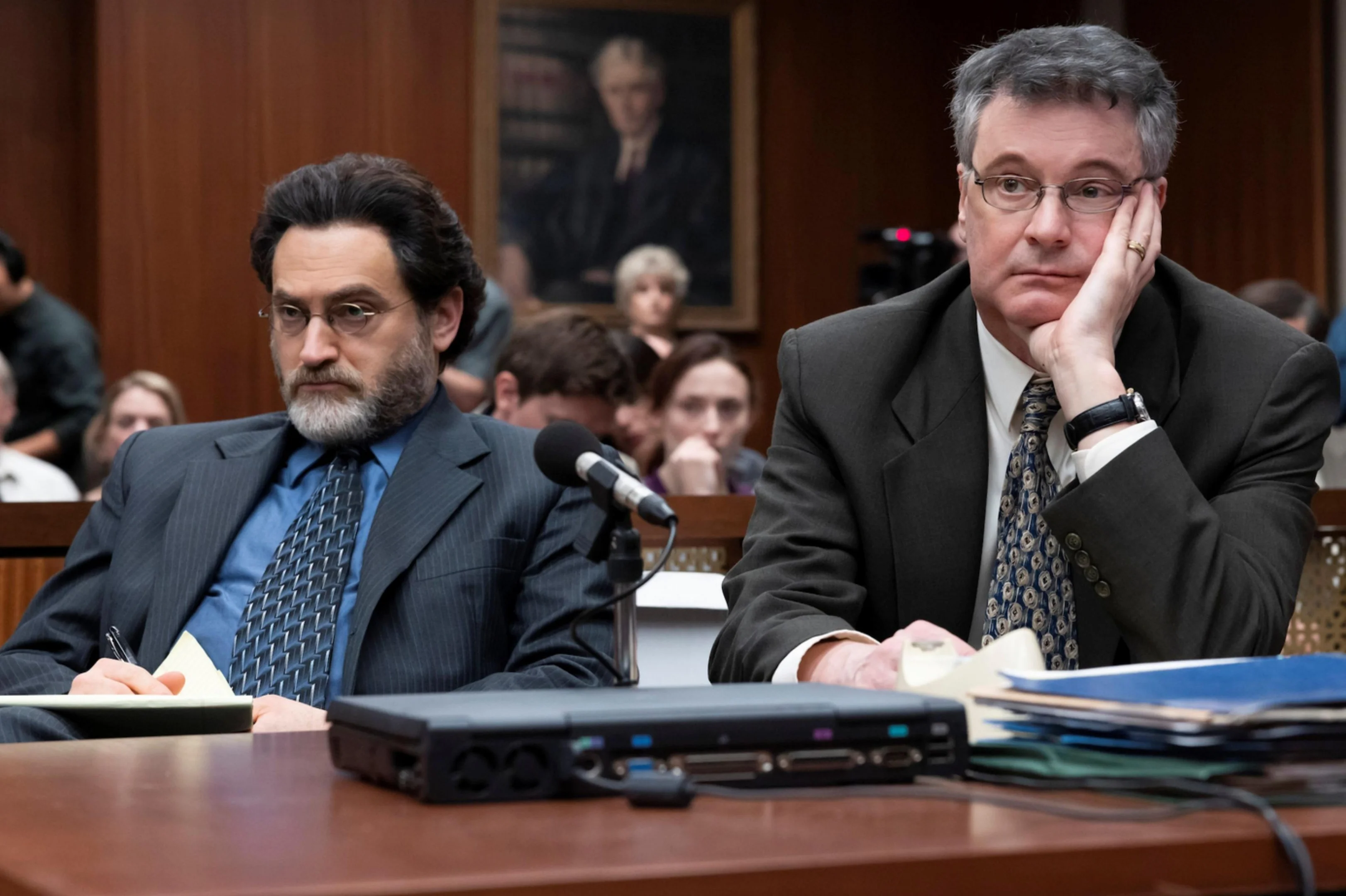 Colin Firth em cena de notícia jornalística sobre a série de true crime "A Escada" na Netflix.
