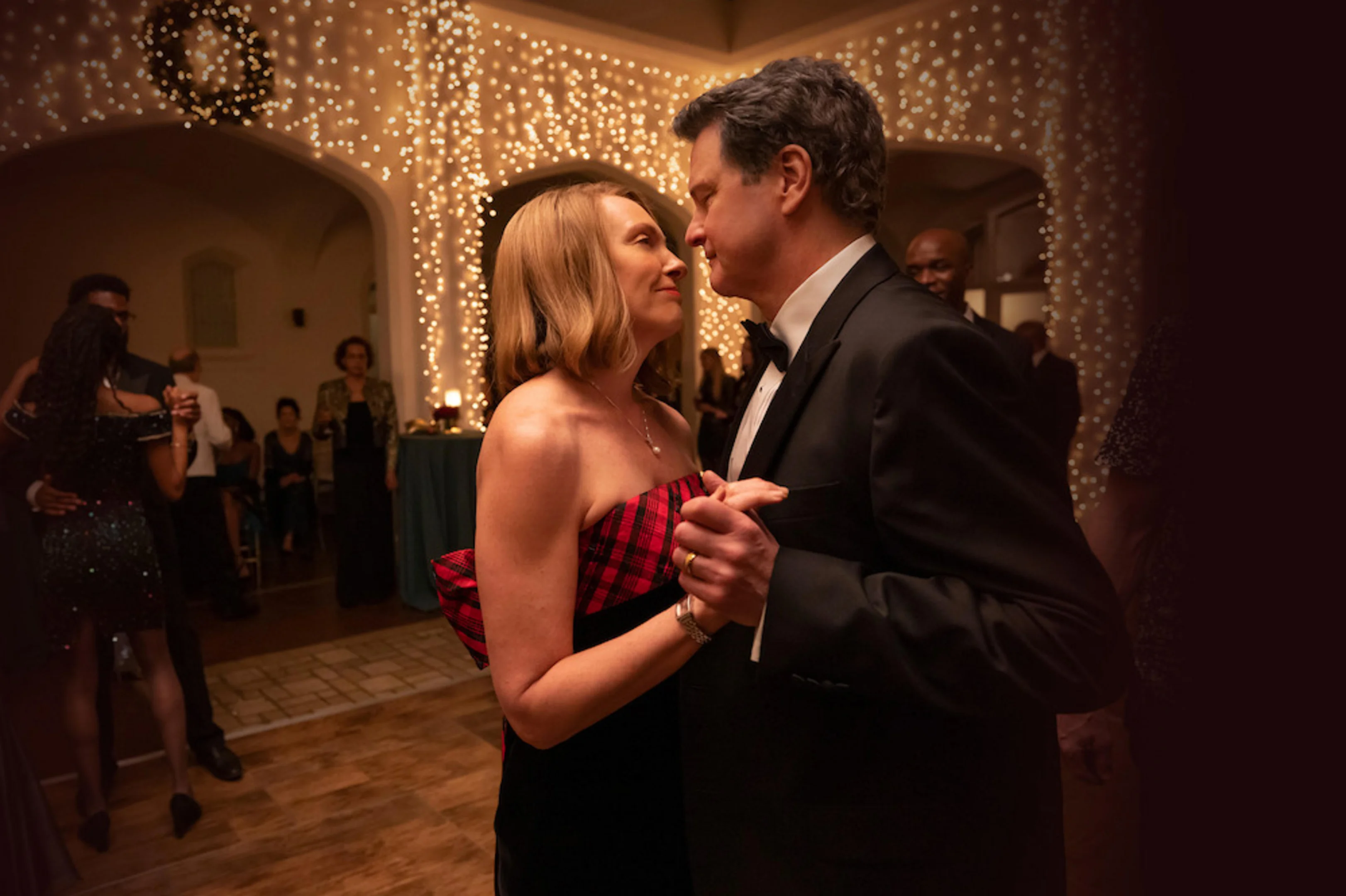 Colin Firth em cena de notícia jornalística sobre a série de true crime "A Escada" na Netflix.