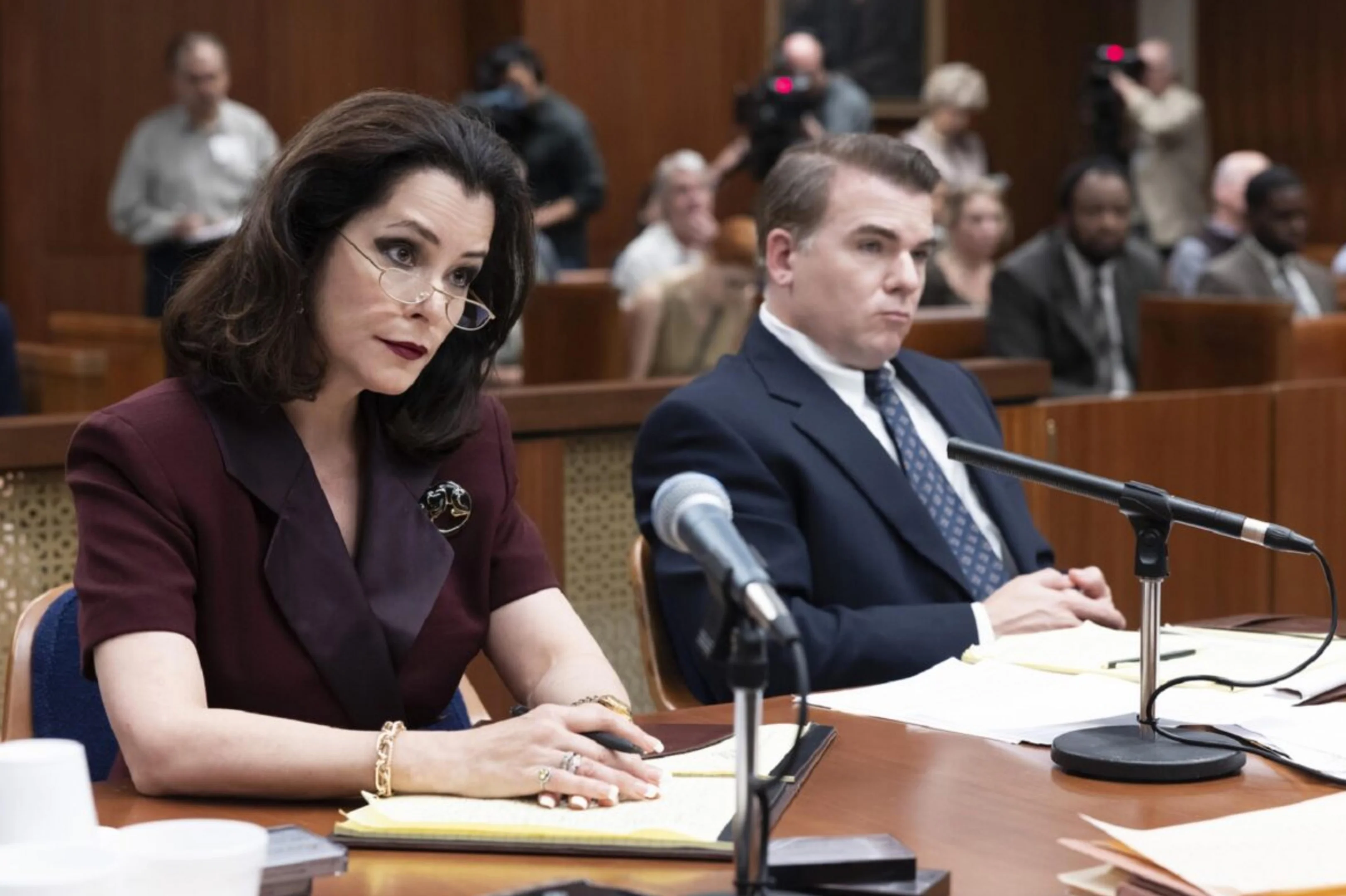 Colin Firth em cena de notícia jornalística sobre a série de true crime "A Escada" na Netflix.