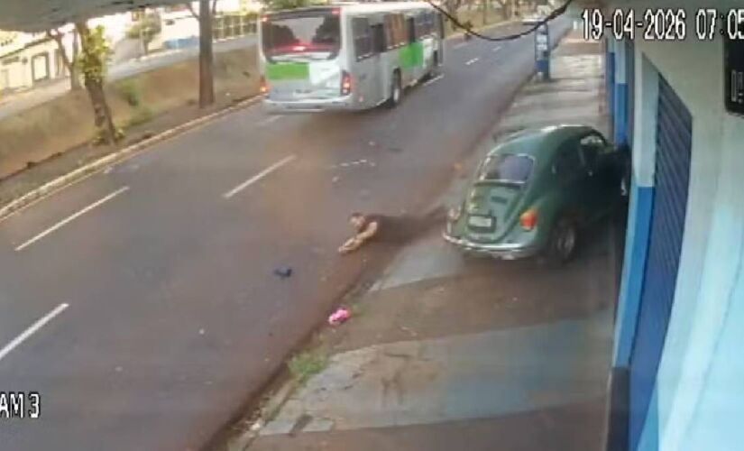 Motorista é arremessado após colisão entre Fusca e ônibus em São Paulo.
