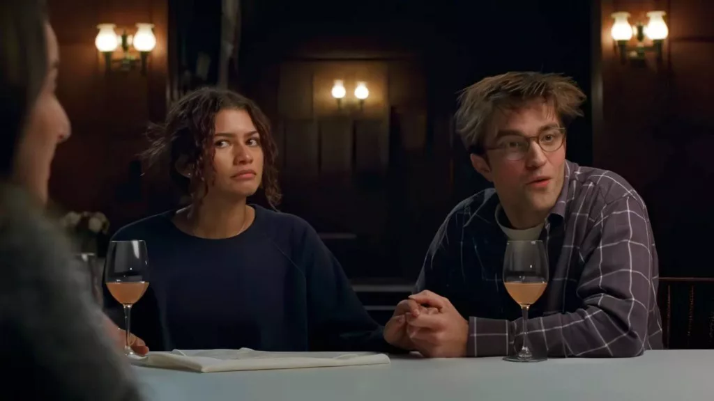 Jornalista segura um jornal com manchete sobre o sucesso de bilheteria do filme O Drama.