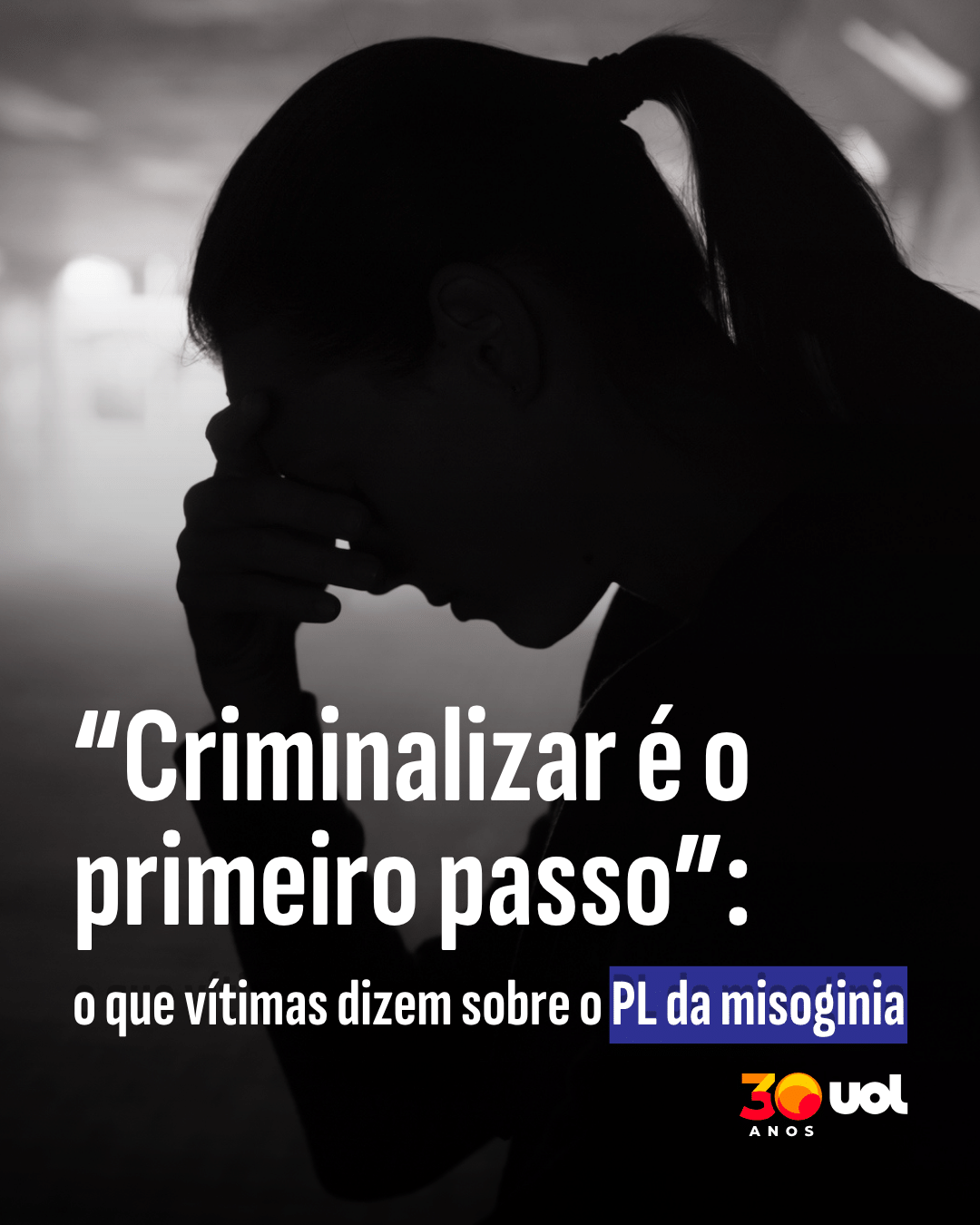 Jogador de futebol sentindo dor no campo de jogo, sendo substituído por um companheiro de equipe.