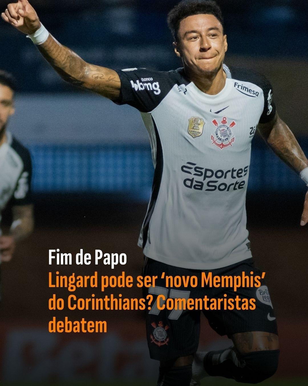 Jogador de futebol sentindo dor no campo de jogo, sendo substituído por um companheiro de equipe.