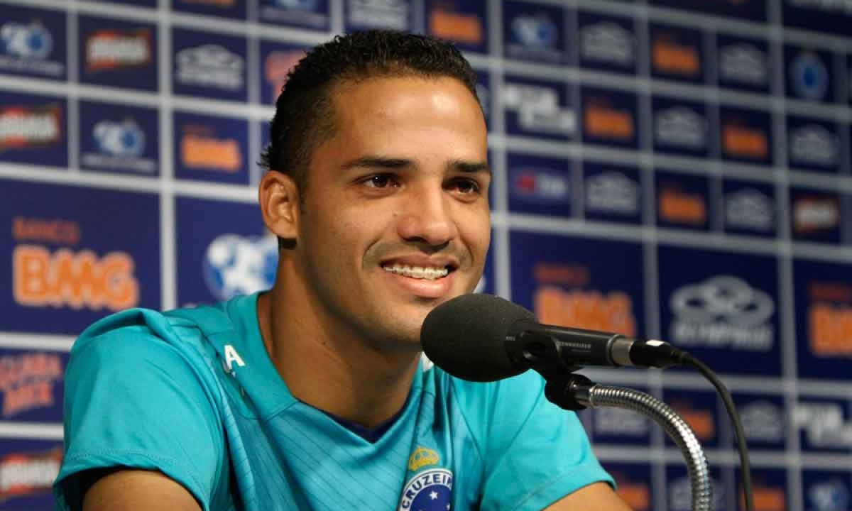 Jogadores de Cruzeiro e Goiás em confronto no campo de futebol.