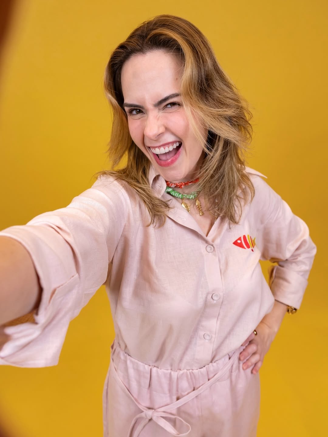 Ana Paula Renault apresenta notícia jornalística em estúdio, com fundo de tela e gráficos.