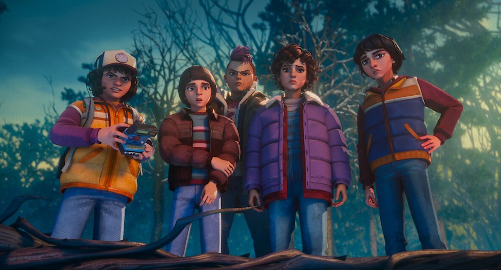 Notícias de Hawkins: Jornalista segura papel com data de lançamento de Stranger Things Histórias.