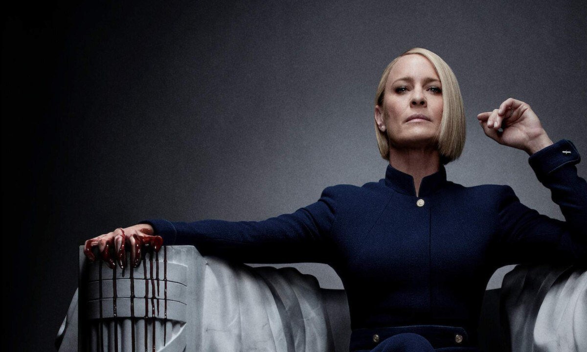 Advogados e políticos em um ambiente de negociação no lobby de um prédio governamental.