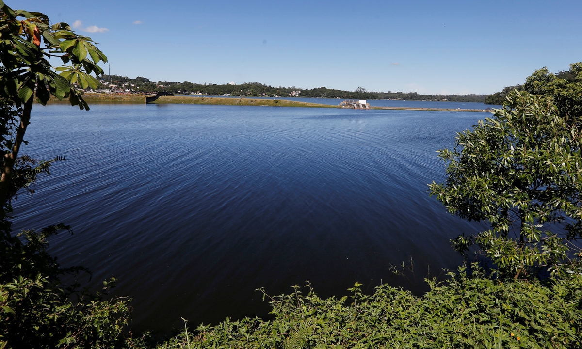Reservatórios secos na região, mostrando água parcialmente vazia.