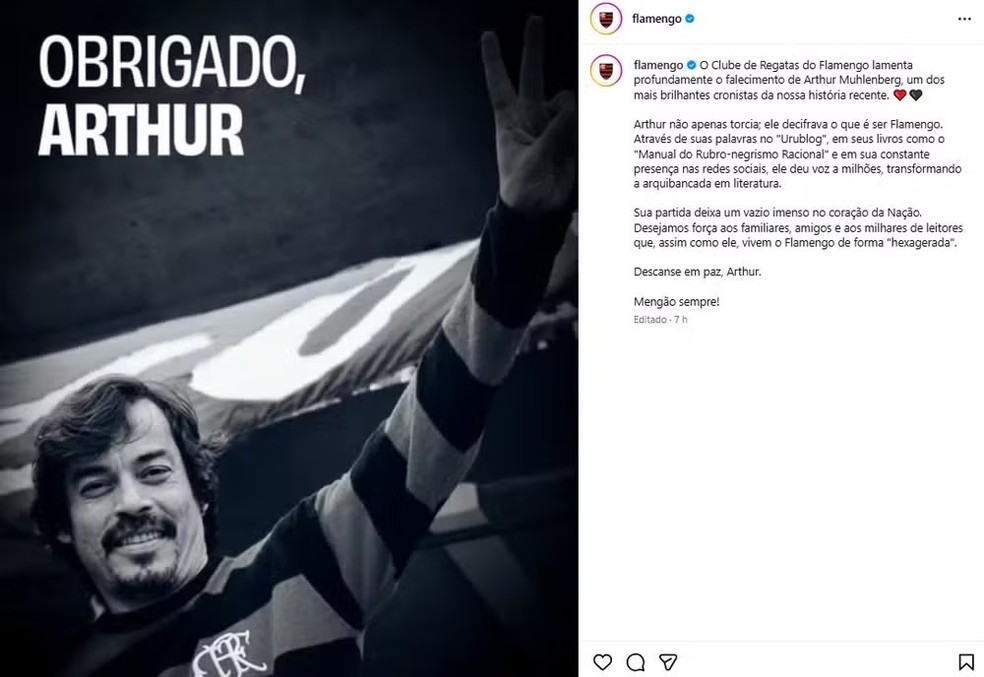 Torcedores do Flamengo manifestam pesar pela morte do cronista Arthur Muhlenberg.