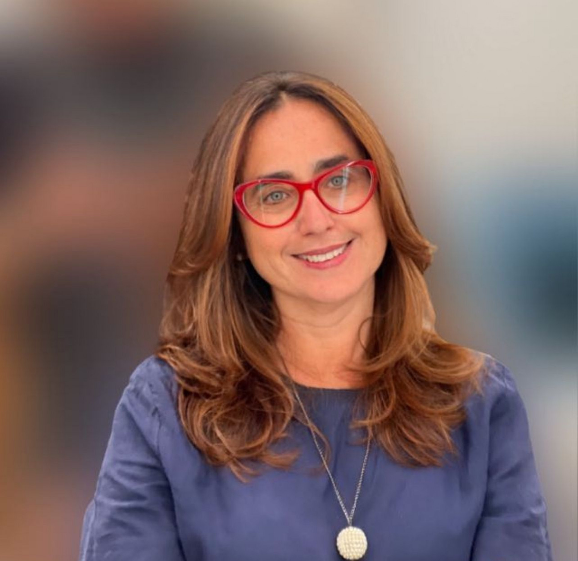 Anuário do mercado imobiliário em destaque em página de jornal.