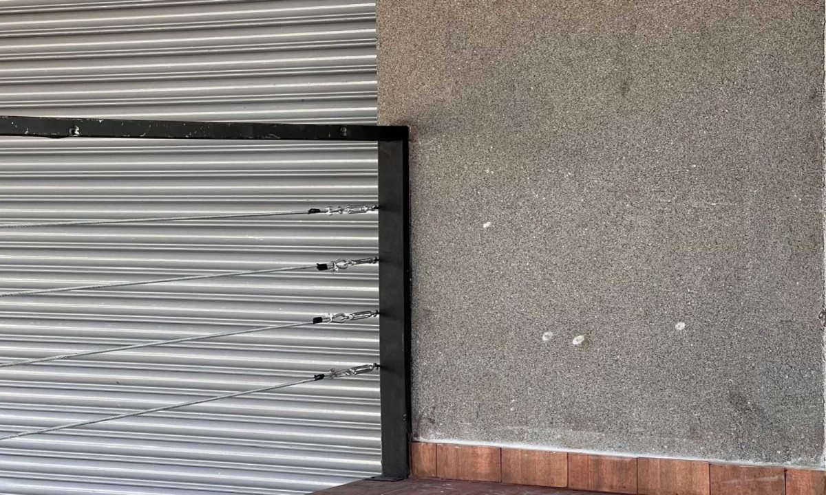 Cena de crime com marcas de tiros e sangue em bar da Pampulha, Belo Horizonte.