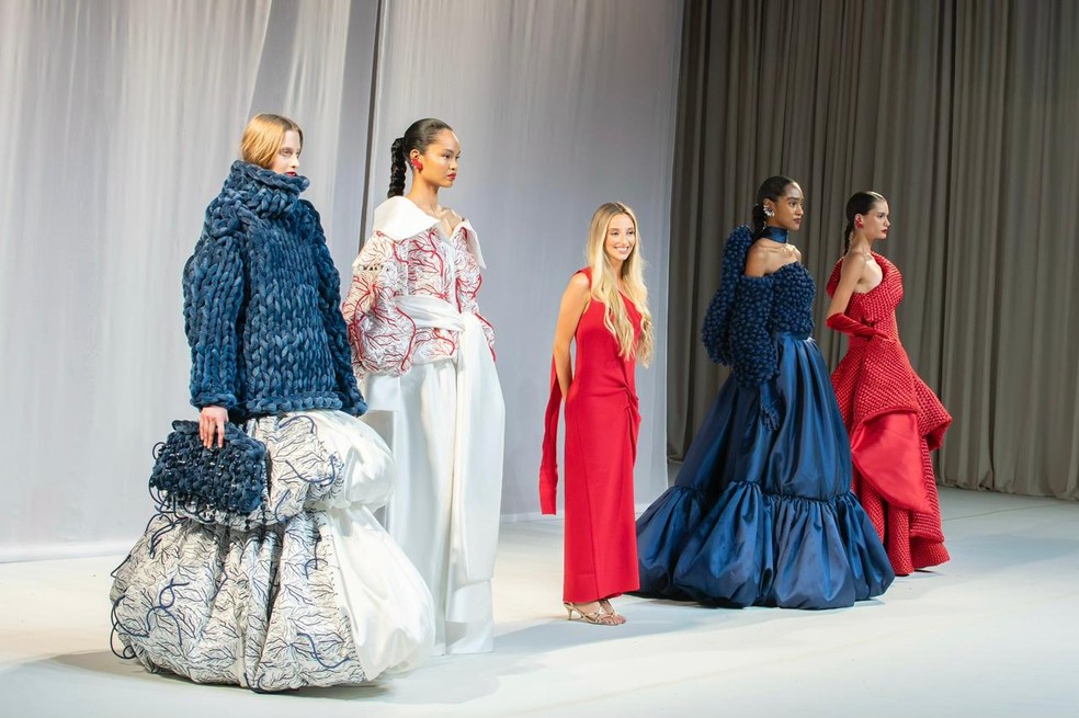 Estudante de moda apresenta look inspirado em "O Diabo Veste Prada 2" no tapete vermelho.