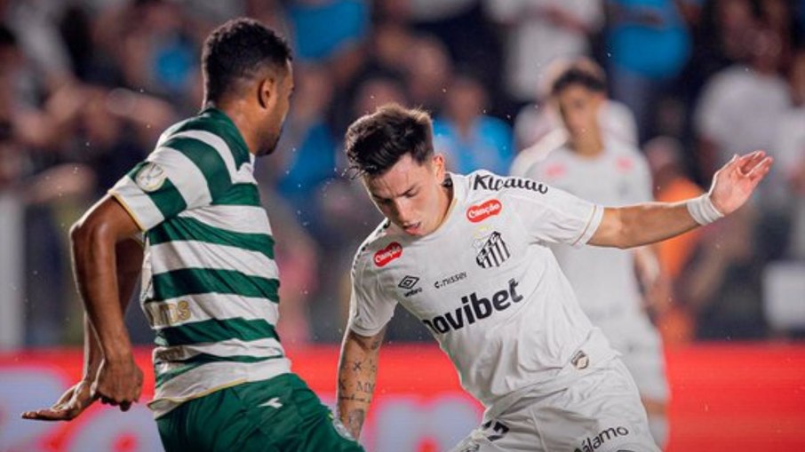 Neymar dribla adversário e Santos empata com Coritiba em jogo emocionante na Vila Belmiro.