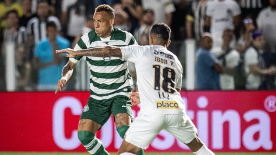Neymar dribla adversário e Santos empata com Coritiba em jogo emocionante na Vila Belmiro.