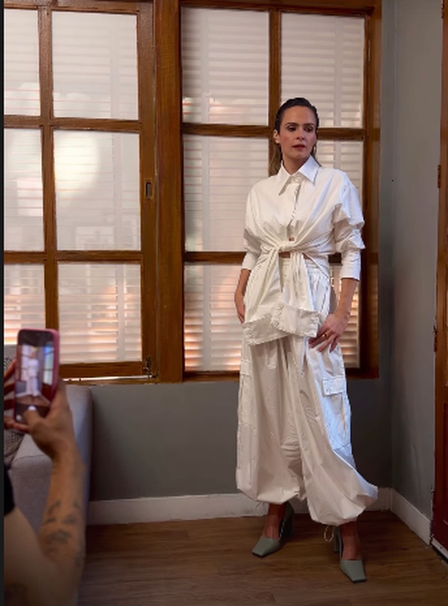 Ana Paula Renault aparece em programa de TV com atuação elegante e sofisticada.