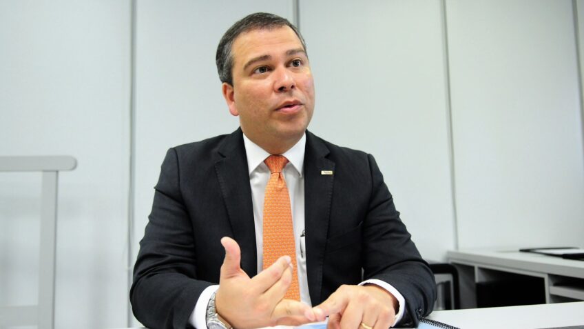 Ministros do STF votam para manter prisão de ex-presidente do BRB em julgamento.