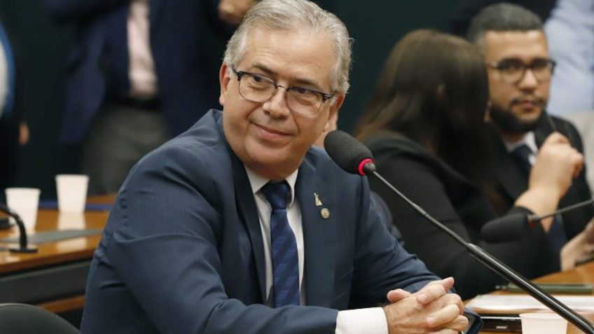 Políticos se reúnem em torno de mesa de negociação para discutir reforma trabalhista.