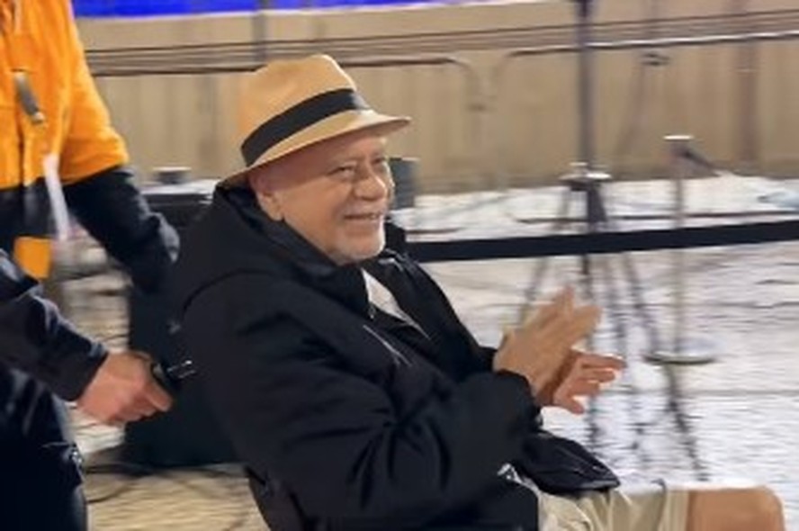 Tonico Pereira é aplaudido em cadeira de rodas em evento de rua no Centro do Rio.