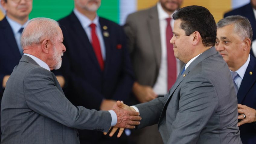 Políticos brasileiros se reúnem no Supremo Tribunal Federal para discutir a dosimetria aprovada no Congresso.